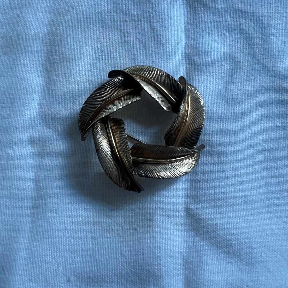 Rare Vintage Elegant gold Leaf Brooch